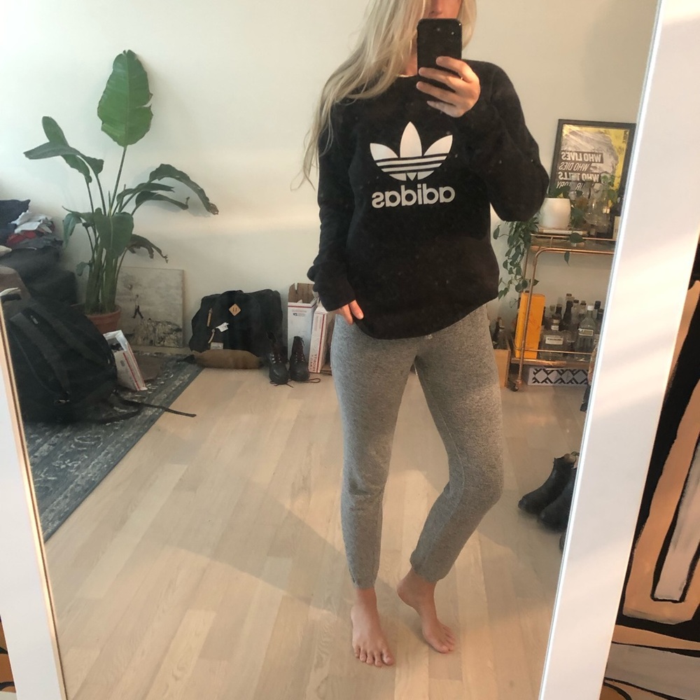 Classic black and white Adidas pull over 🐈